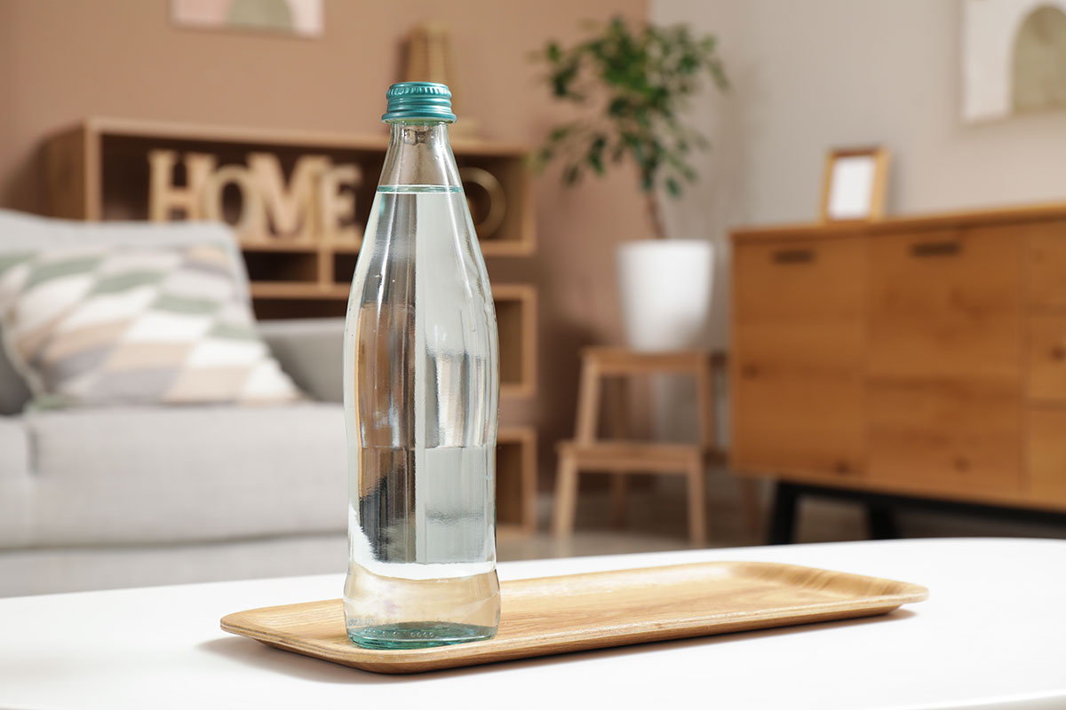 Deze glazen flessen bevatten meer microplastics dan verwacht